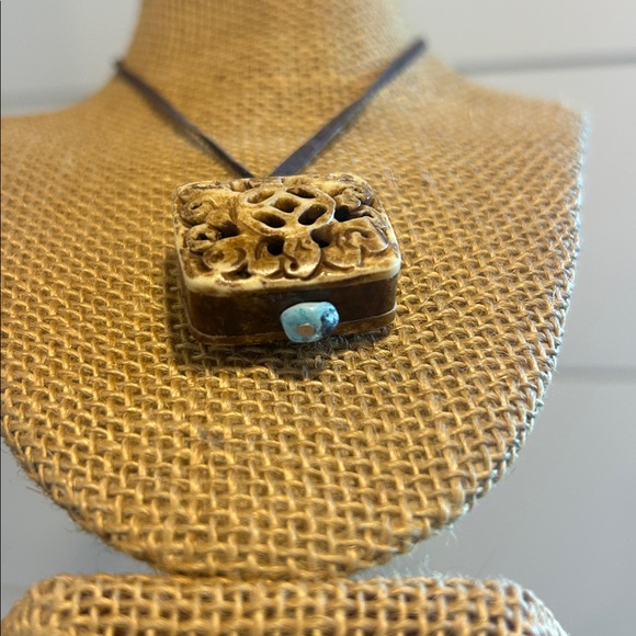 Artisan Carved Bone Pendant vintage Necklace - Picture 5 of 16